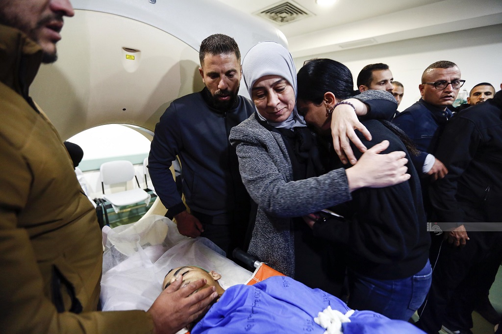 وصول جثمان الشهيد الفتى ضياء الريماوي (16 عاما) إلى مجمع فلسطين الطبي في رام الله (تصوير: محمد أبو زيد/وفا)
